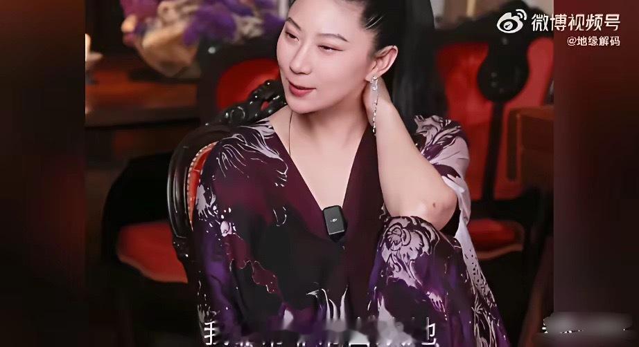 coco在直播间里大夸特夸张柏芝，说张柏芝非常勇敢，骨子里行侠仗义，她是非常好的