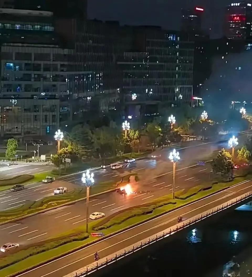 小米SU7成都碰撞燃烧调查公布 SU7 Ultra这事追根究底的原因是驾驶员酒驾