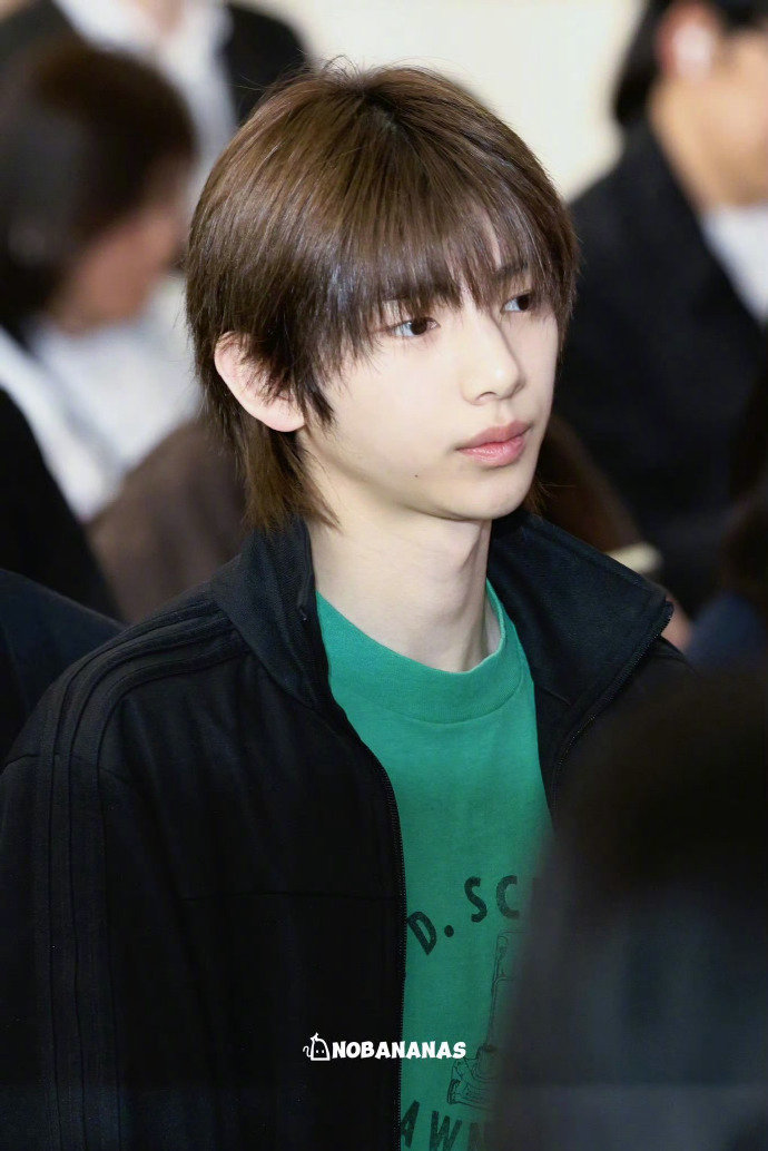 cortis拎着塑料袋就来上海了 cortis抵达上海被拍，行李全靠塑料袋和帆布