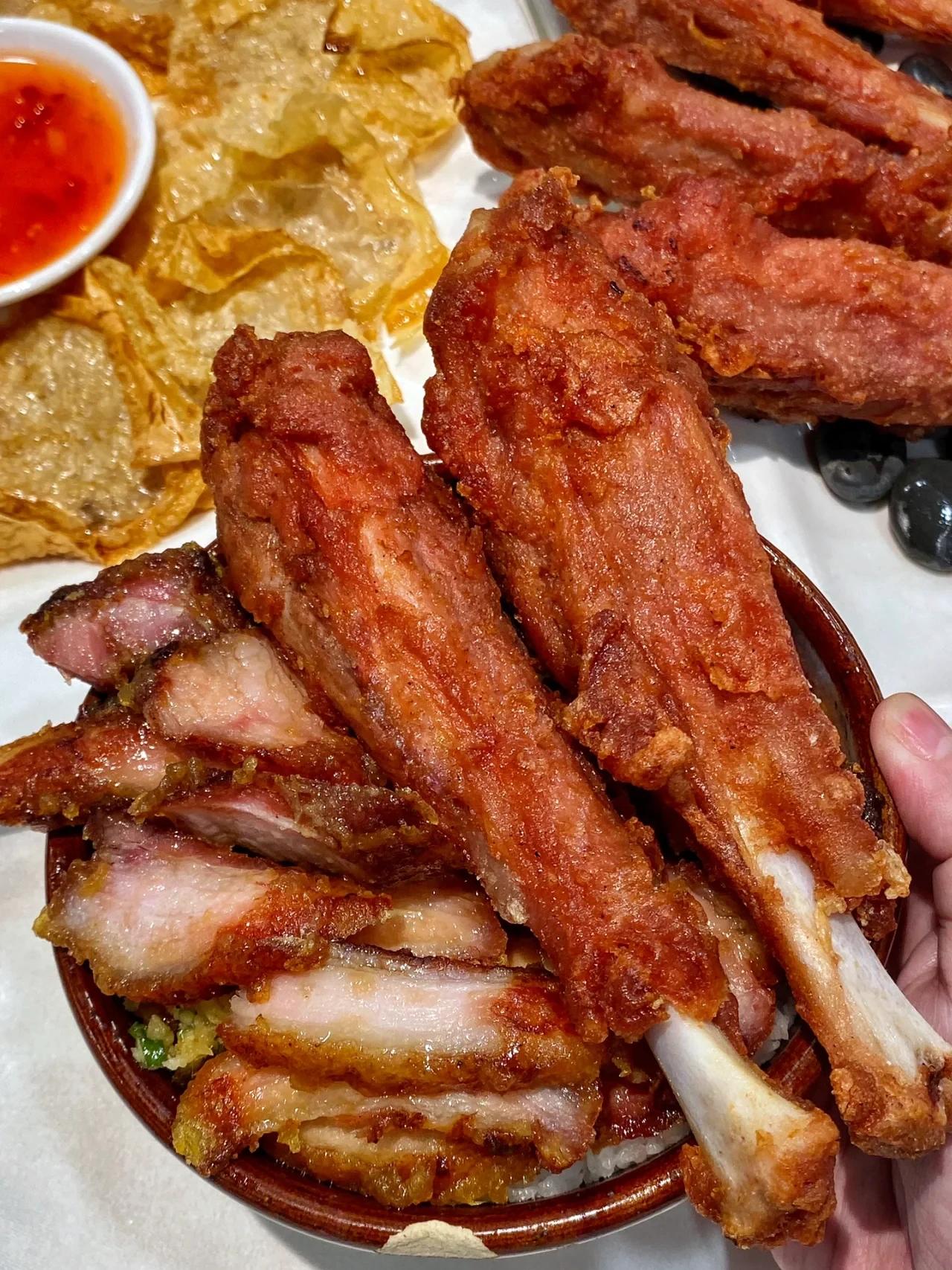 广州·坐满阿叔阿婆的粤菜小馆肯定要吃啊！！

广府三丝煎面/南乳纸包骨/南乳酥皮