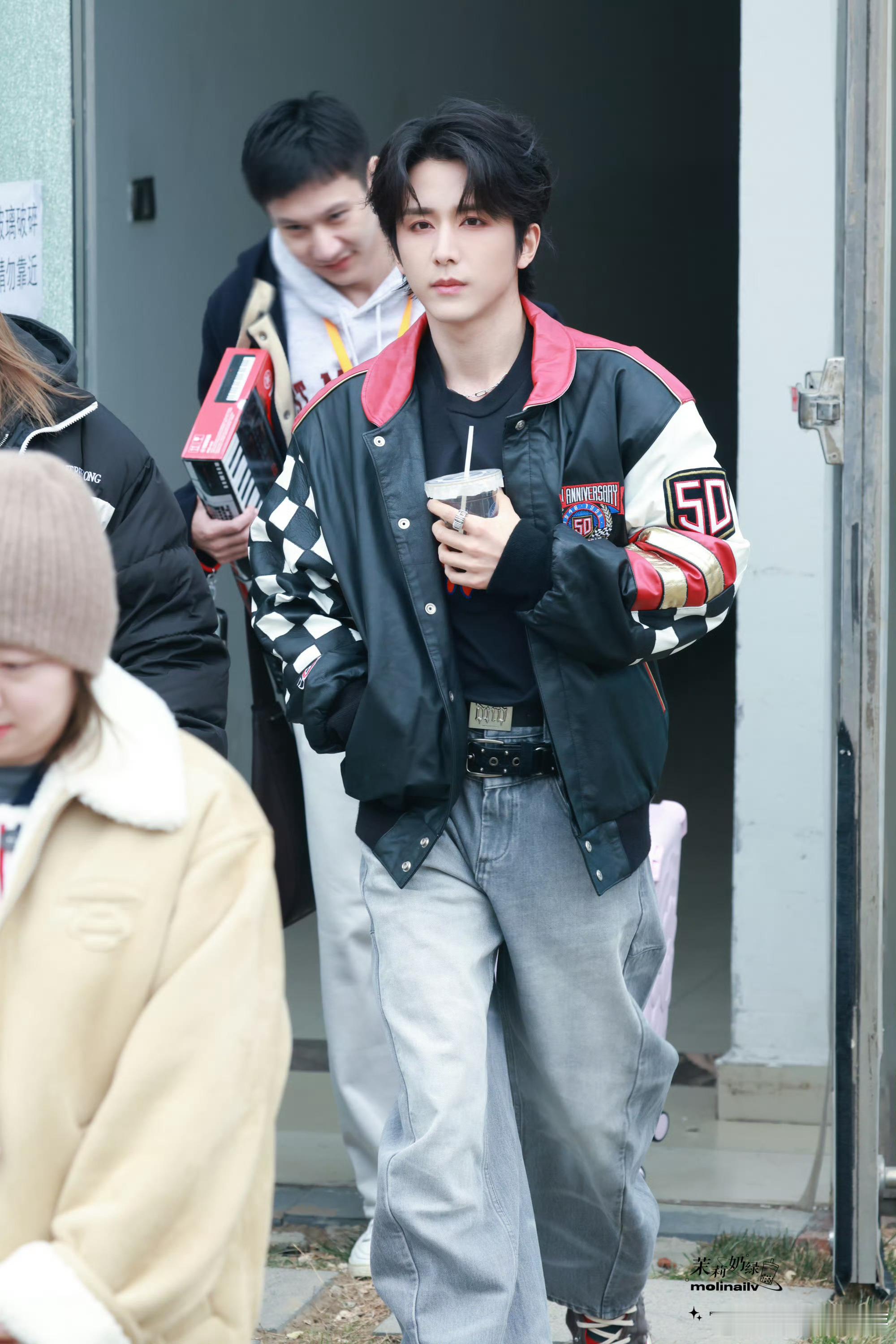 张新成一条裤子系了两根皮带张新成这造型绝了，一条裤子系两根皮带，时尚感直接拉满他