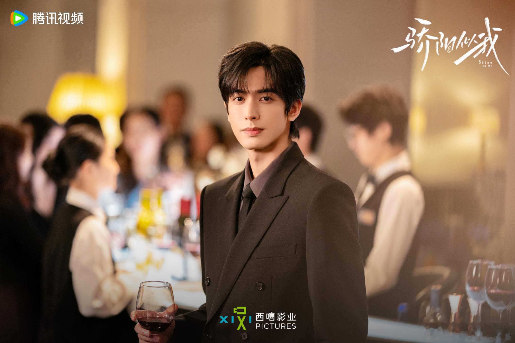 宋威龙赵今麦在海报中凝眸对视，眼里的爱意藏着剧情伏笔。这种充满氛围感的呈现，让观