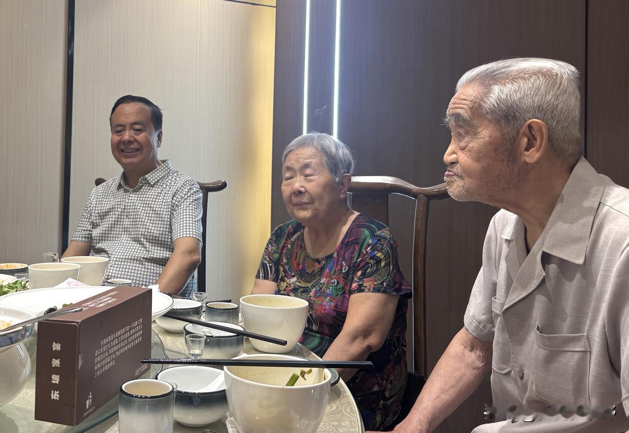 与九旬凤翔文化名人相聚在凤翔东坡家宴百岁人老 百岁寿星老红军 老艺术家合照 文化