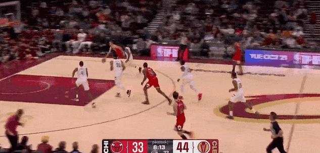 残暴！莫布利这球有龙王那味儿了！
在今天NBA季前赛骑士对阵公牛的第二节比赛中，
