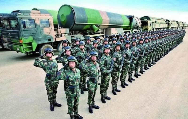 解放军"没有真正的战斗经验"、"溃不成军"，是外媒反复拿来用的一张牌。配上"军工