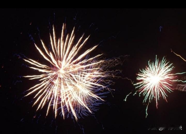 泰国国丧期间，芭堤雅国际烟花节11月如期举办， 以“永恒忠诚之光”致敬王太后。