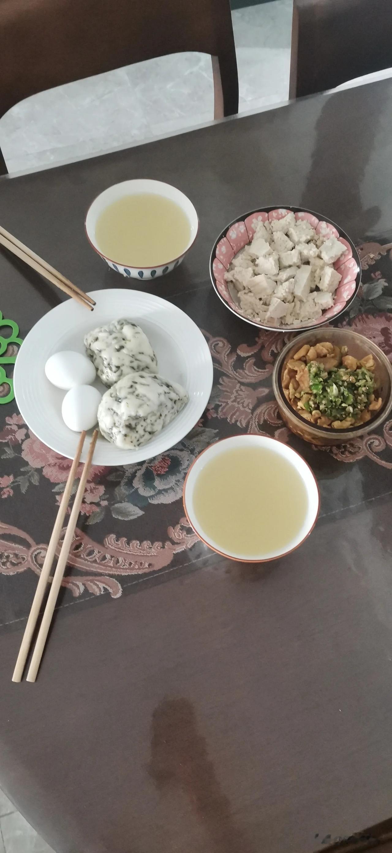 简单的一餐，有豆腐和点心。简单快乐的一天从早餐开始！