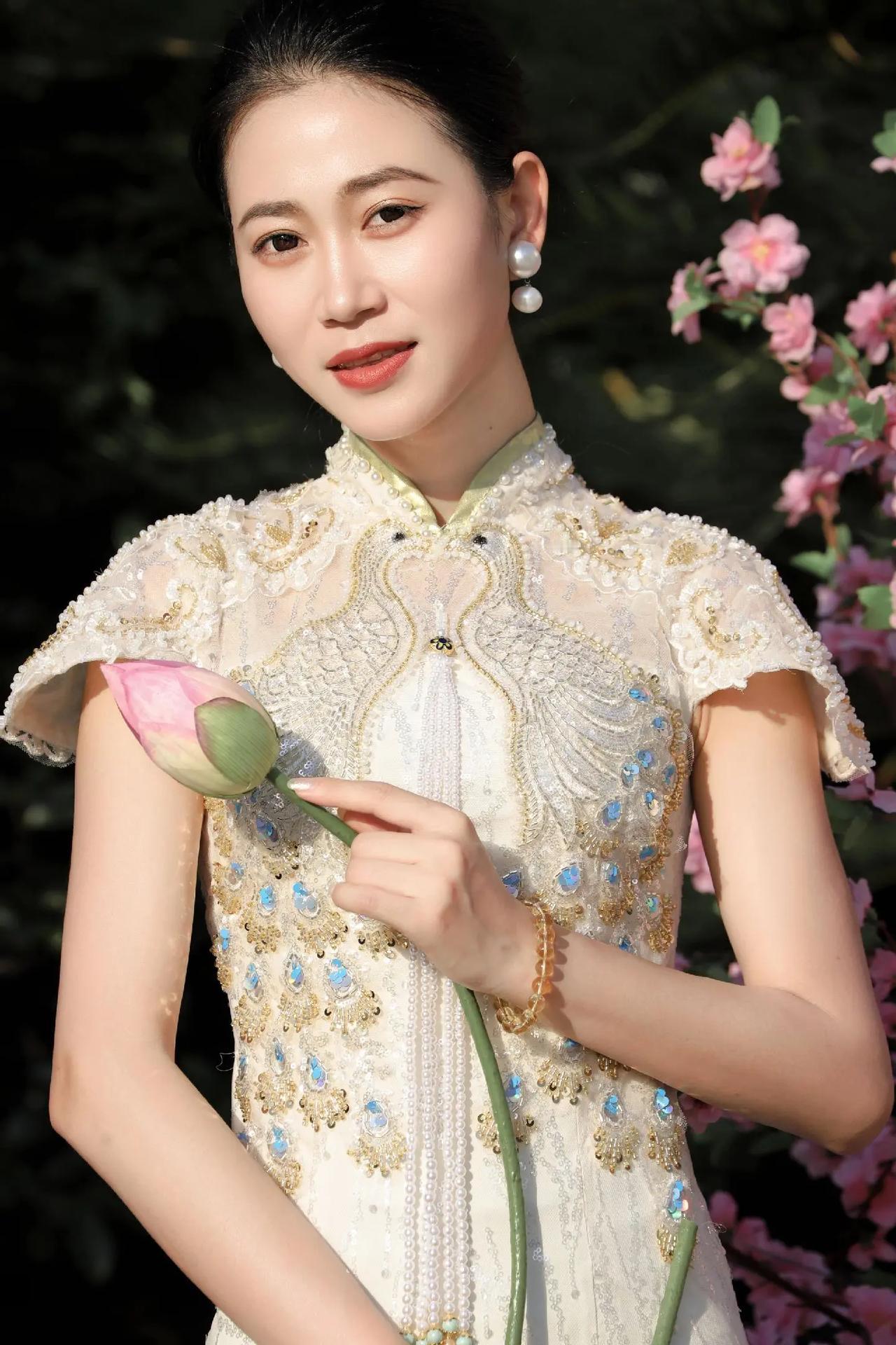 我暗恋局里新调来的一位女领导。她年纪三十开外，单身，长相虽算不上惊艳，但是属于越