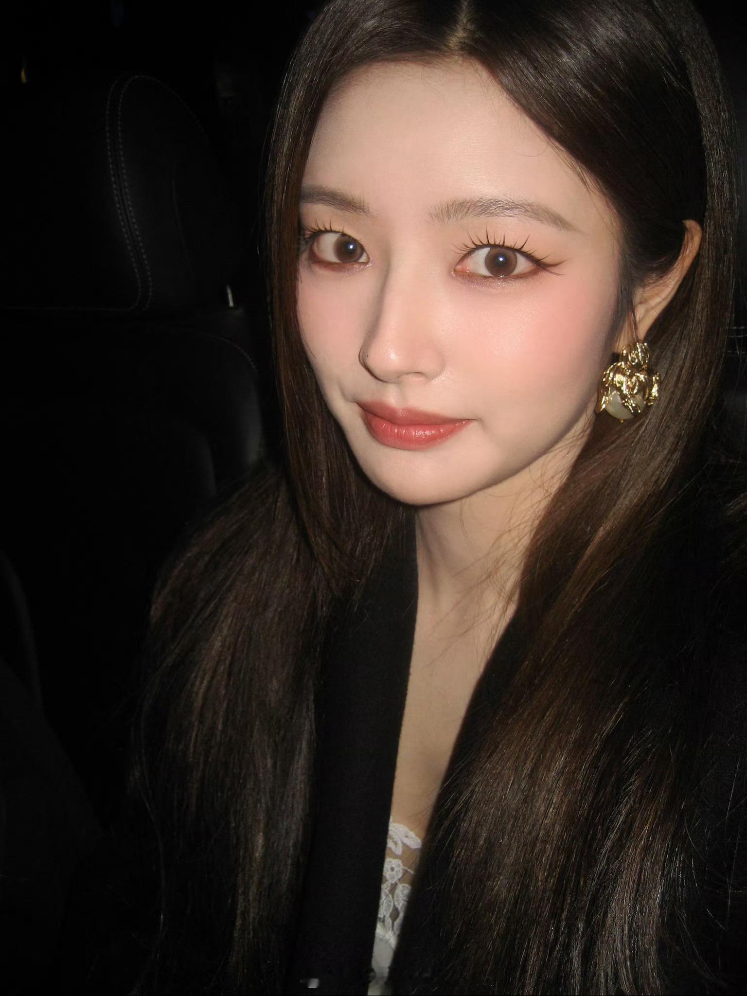 徐若晗时装周从伦敦发回明信片💌这次时装周的造型惊喜十足，氛围感满满！太美啦[期