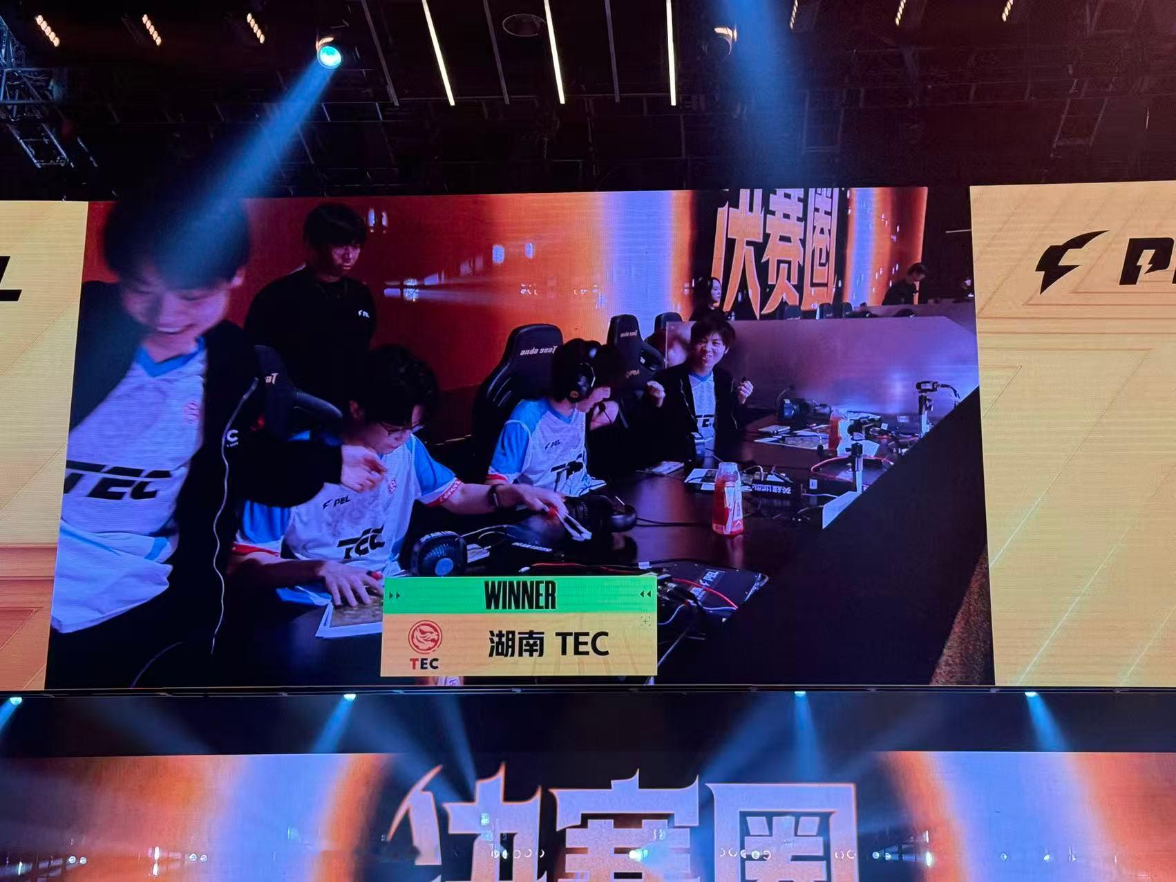 先是进周决，到连续两日都吃鸡tec的粉丝也是等到了TEC双人编制吃鸡和平精英职业