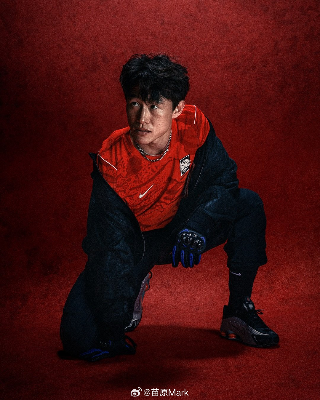 韩国的世界杯球衣也出来了，这块日韩是标杆，韩国的球衣设计一直也有很高的口碑，拿出