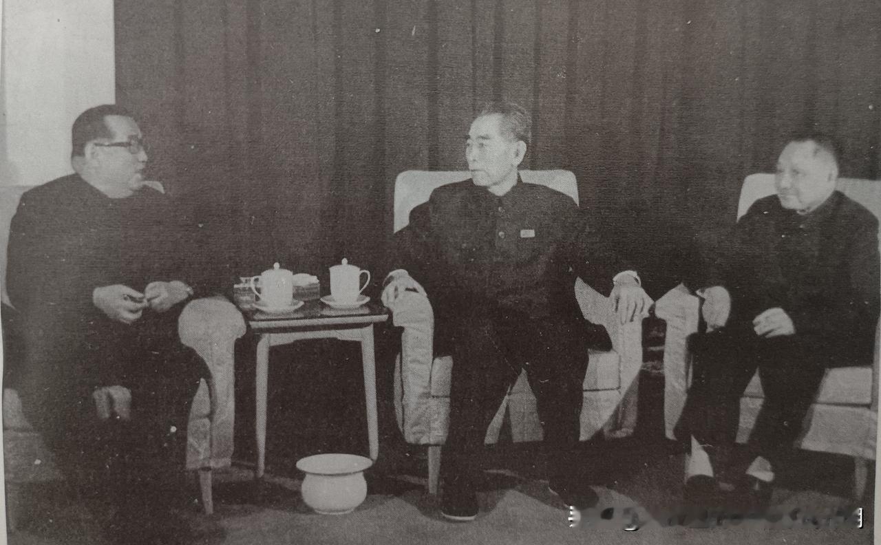 1975：双脚肿成了馒头的周总理穿着布鞋会见金日成

1975 年4月中旬，金日