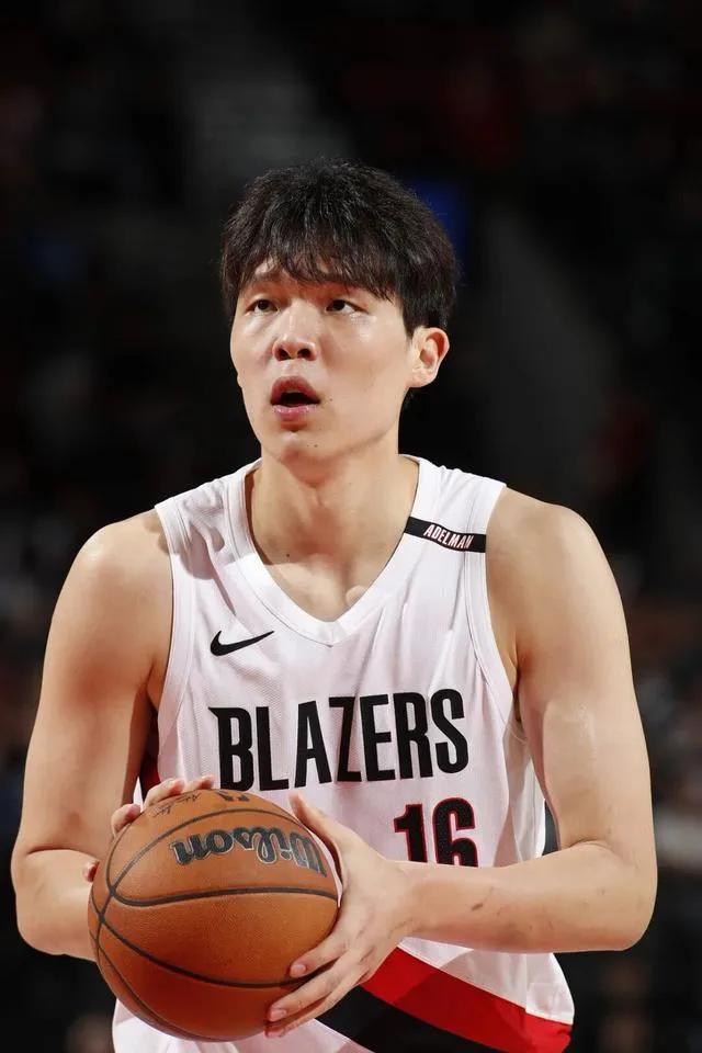 杨瀚森真的进步了，姚明称自己无法指导小杨这是中国篮球的希望和幸事。
杨瀚森今天替