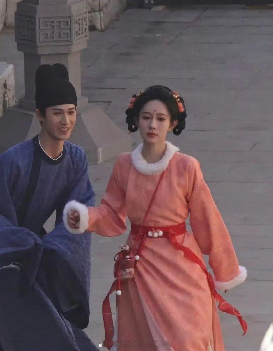 《尚公主》孟子义李昀锐同框路透，孟子义和这个双环髻造型完全不适配，应该说她和少女