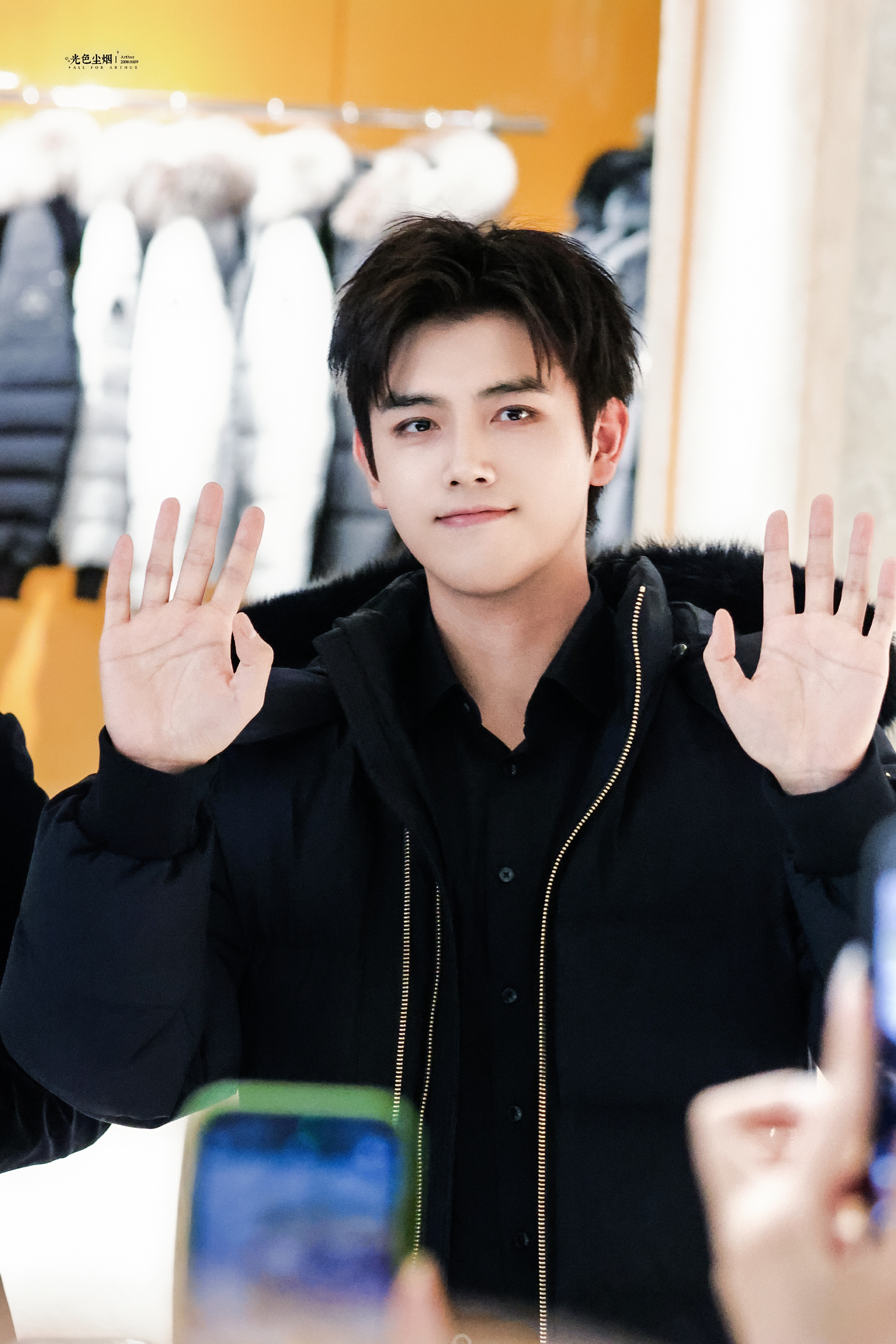 陈飞宇北京活动路透陈飞宇黑色羽绒服造型 家夫的美貌，家妻的荣耀 