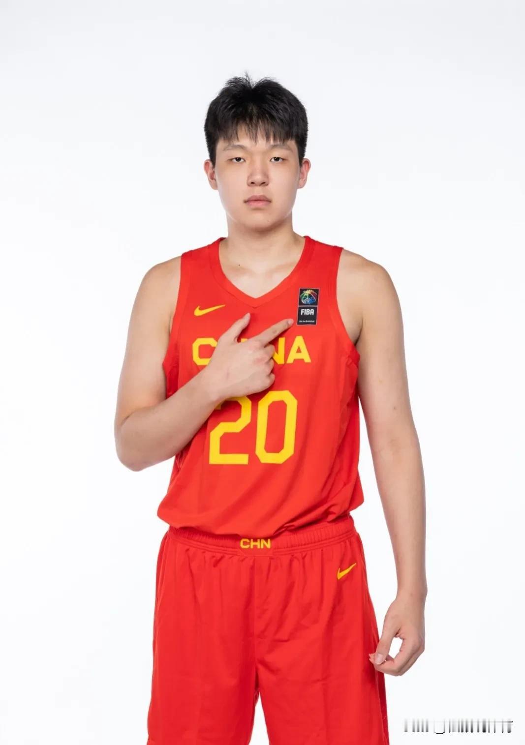 杨瀚森被高估了，中国男篮67-89惨败马刺22分，从这场比赛可以看出来中国男篮的