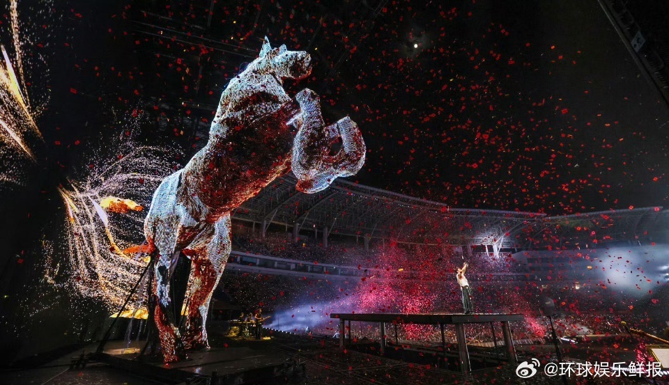 李荣浩评论区全是321上链接李荣浩你睡了吗？我被你的应援棒美得睡不着！六角星里亮