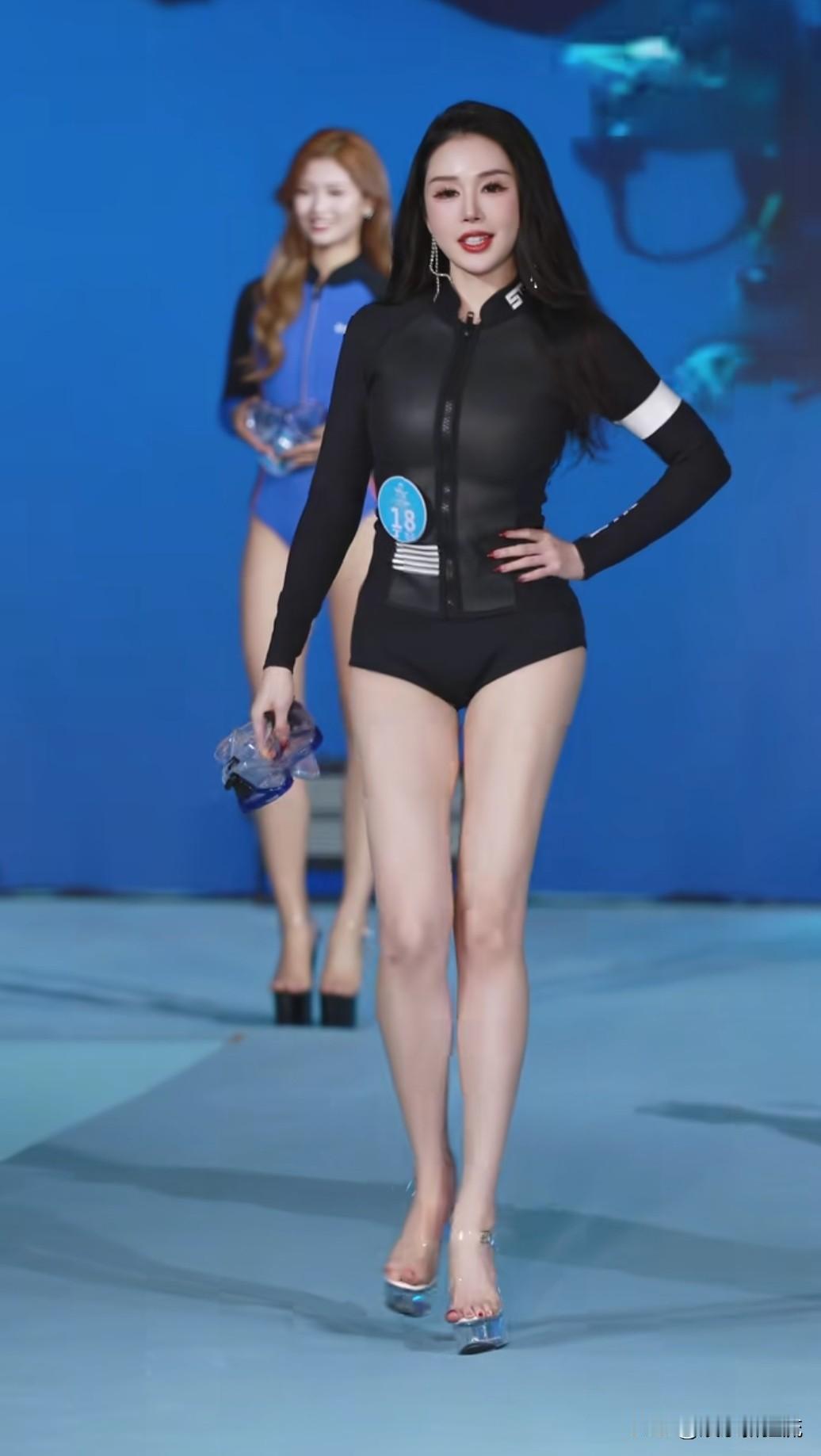 潜水服走秀也可以美出圈，2025国际潜水小姐大赛进行中，决赛现场，18号出场的选