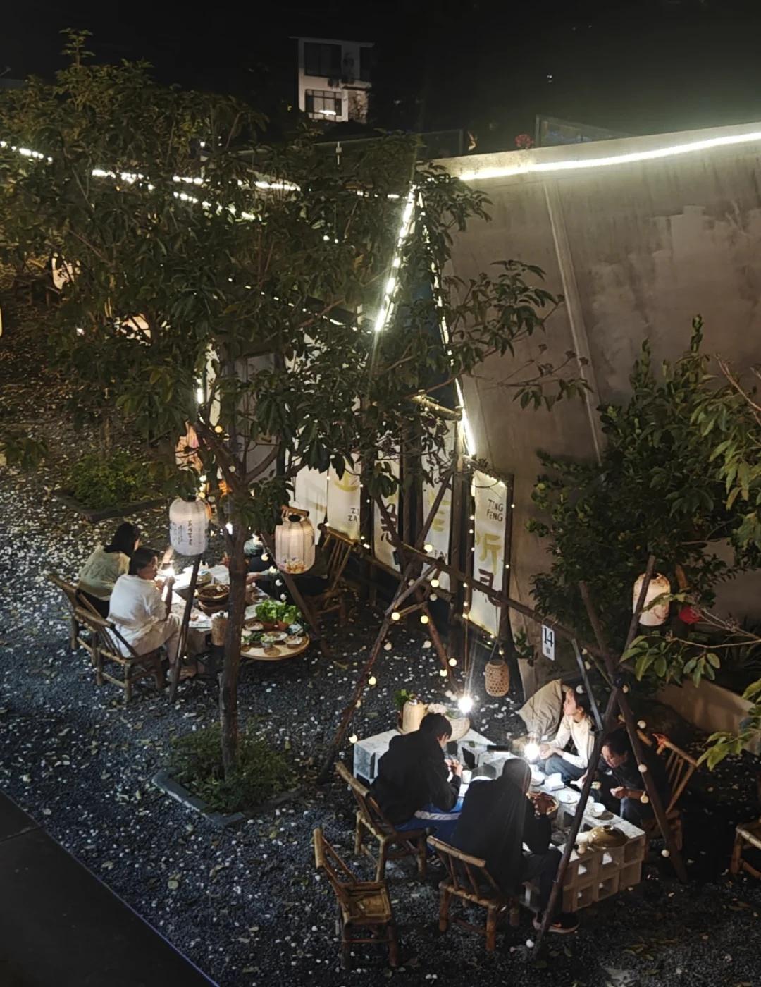 远离城市计划之躲进山里喝酒🍺好chill~
谁说喝酒非得去夜市❓
进山喝酒才是