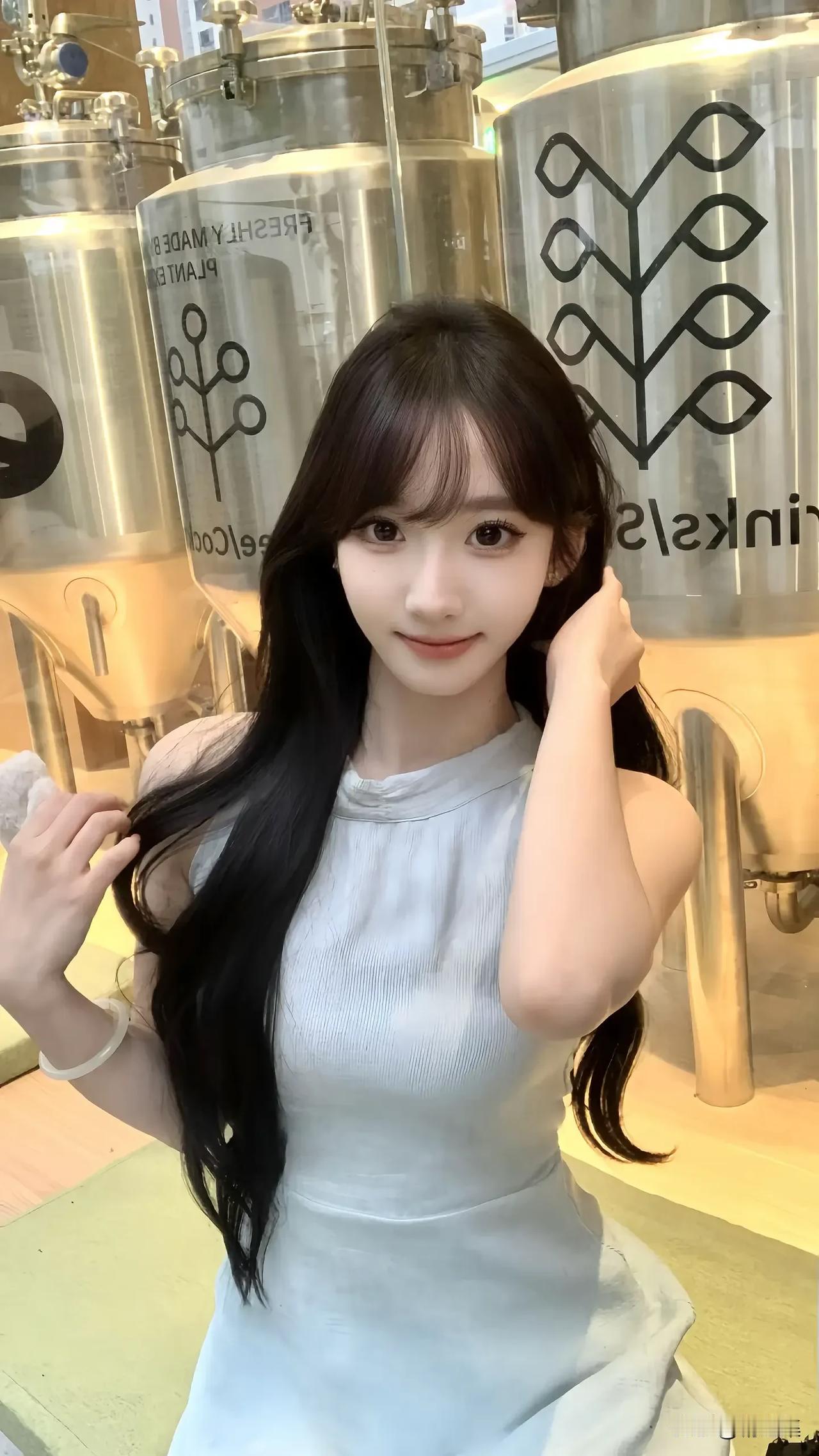 元气少女在咖啡馆的甜美瞬间🌟