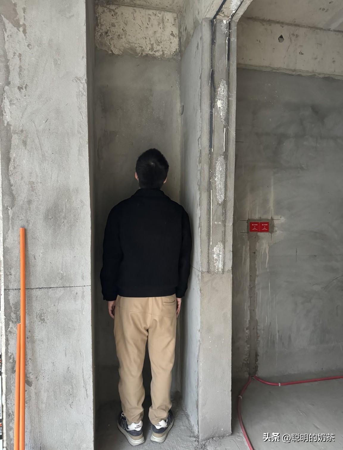 这房子也不知道是哪个设计师设计的！阳台上留个这么小的犄角旮旯能放点啥？当时盖的时