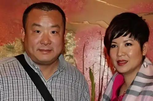 1994年，刚上大三的杭天琪不顾父母的反对，嫁给了大自己的张泽民，结果不到三年，