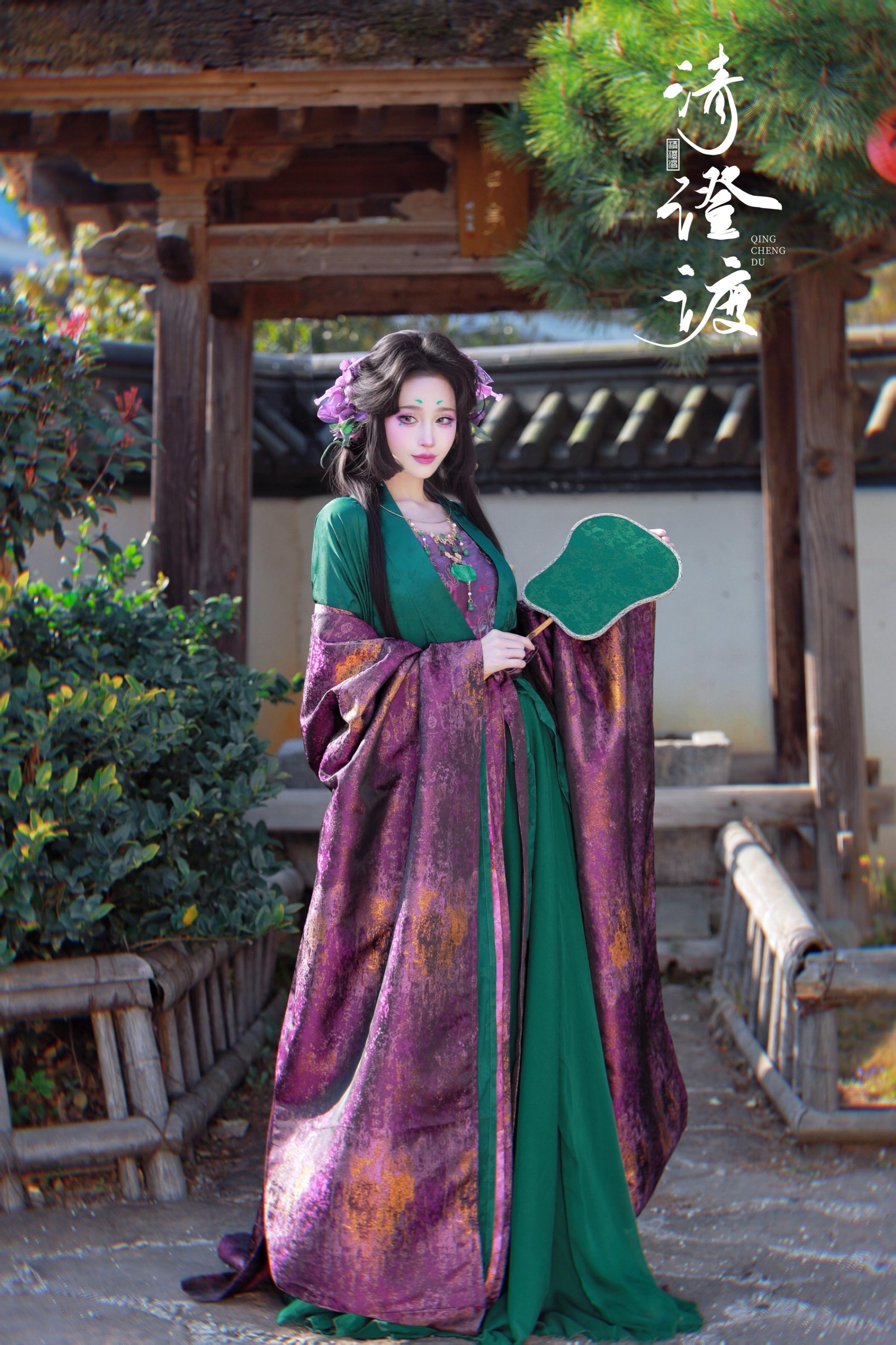 翠芜生烟，紫衣凝香。