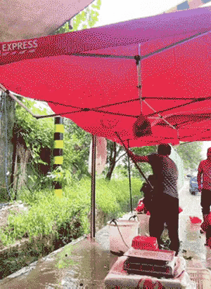 这雨该淋还是得淋