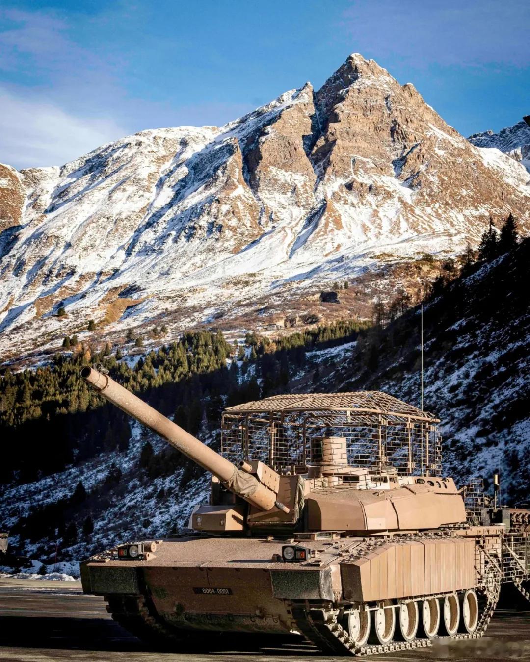 法国针对“勒克莱尔”坦克反无人机笼式装甲的补充防护方案研究。现状观察：尽管安装了