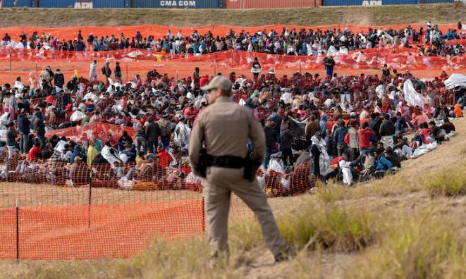 美国福克斯新闻报道，国土安全部解雇了一名海关和边境保护局高级官员，原因是他向企业