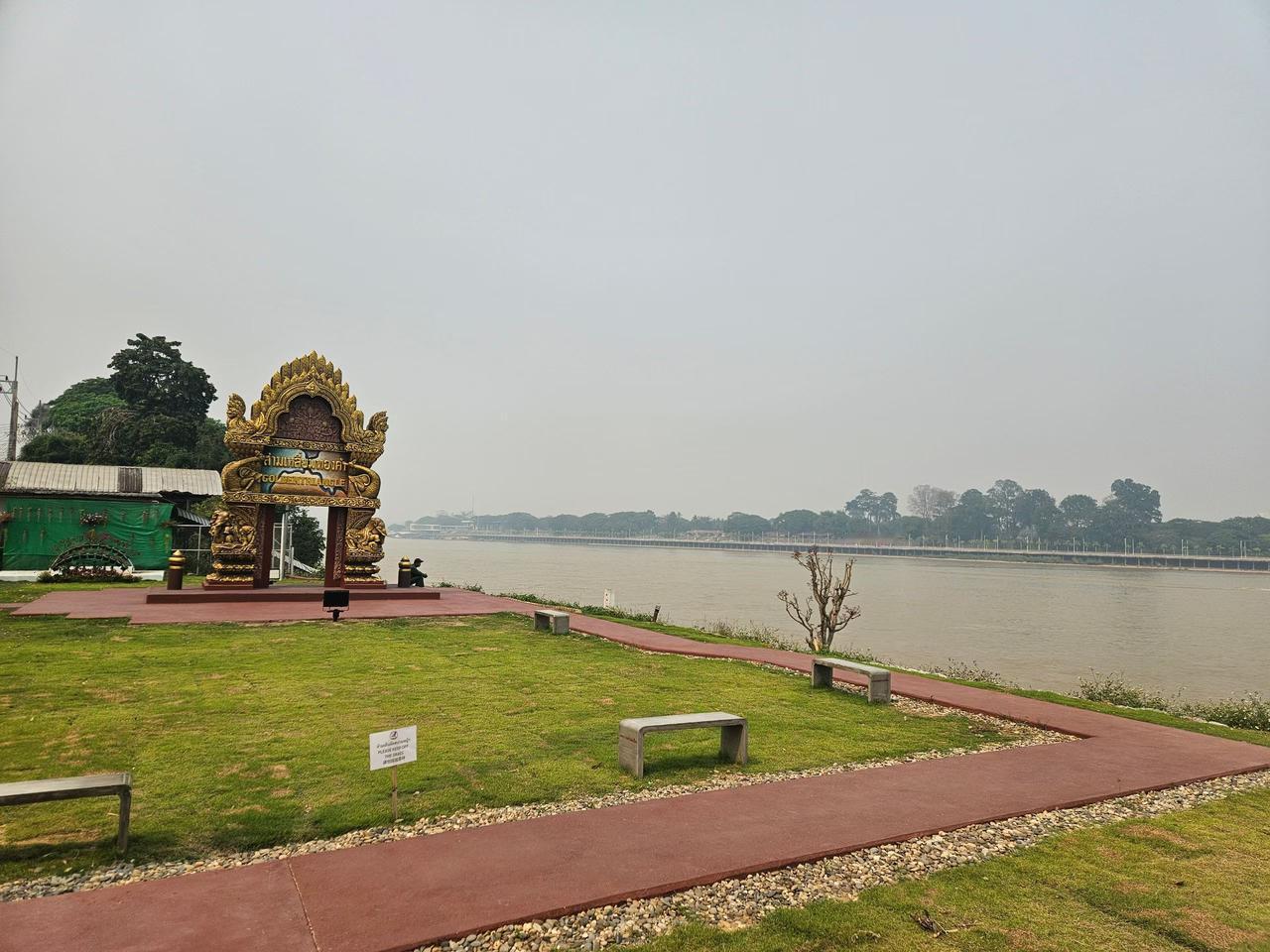 叶枫：
湄公河畔吹清风，
金三角旁逞英雄；
东方大国来巡逻，
万里江山尽在胸。