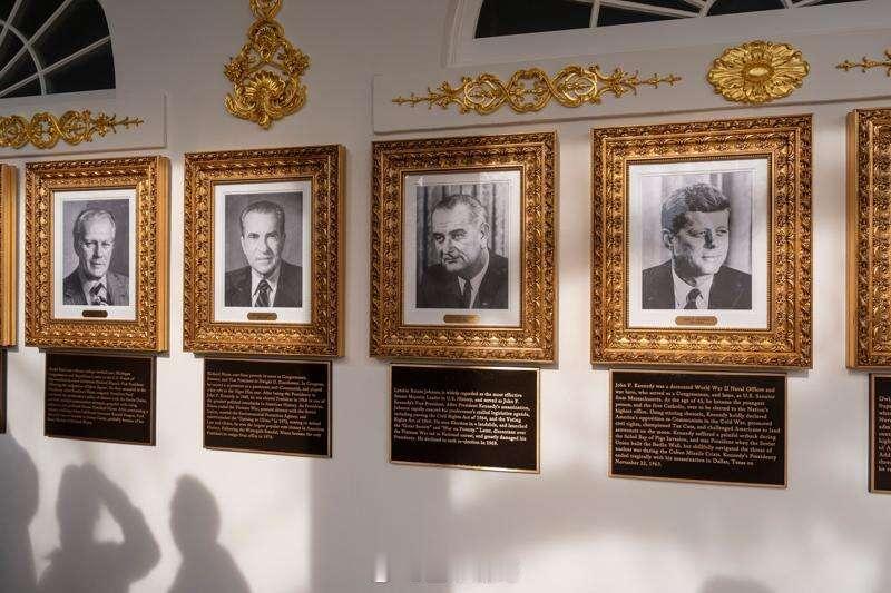 特朗普给多任前总统写批语在白宫的总统星光大道上，特朗普为包括他自己在内的所有美国