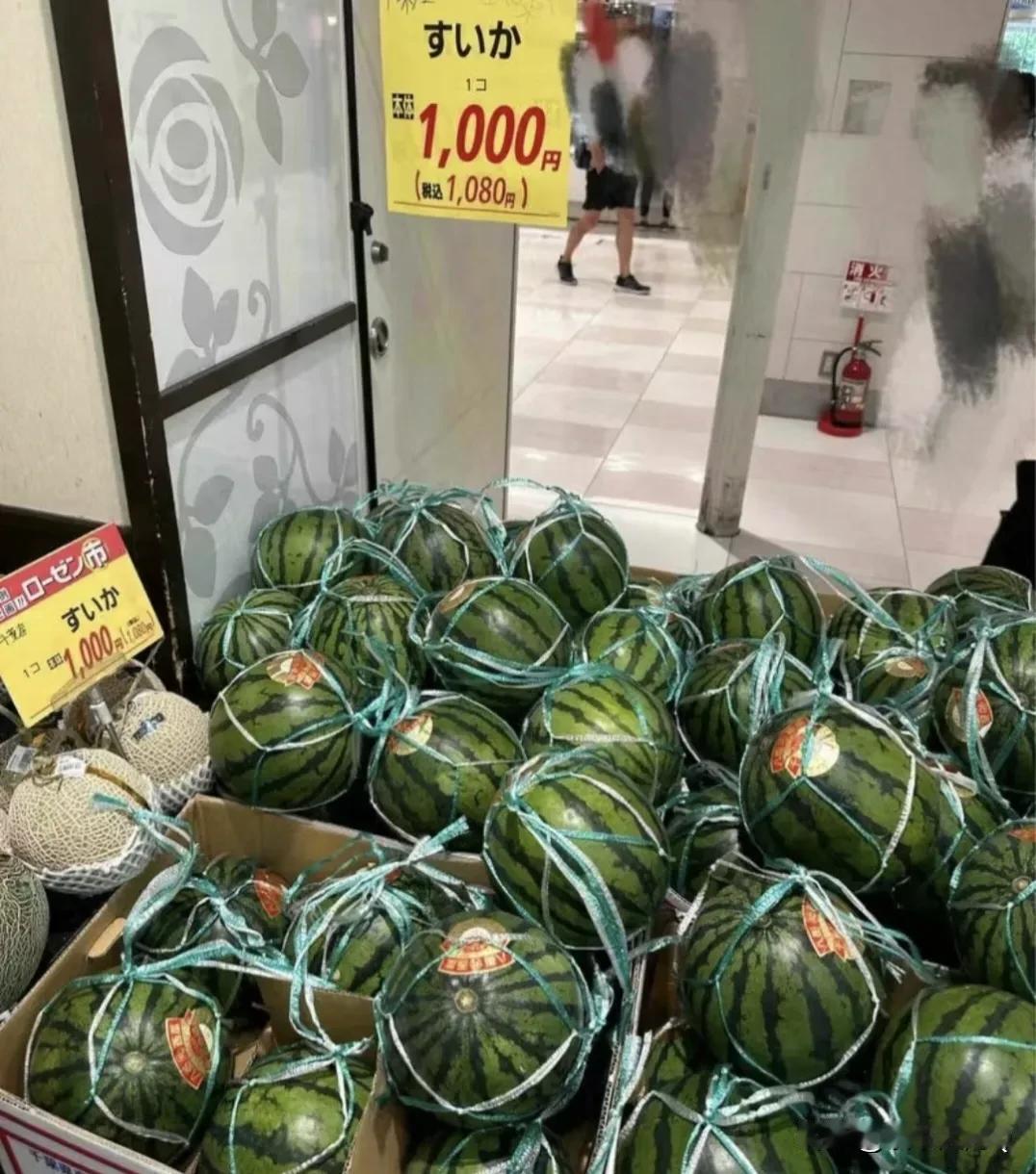 随着日本西瓜的大量上市，常驻日本的国人开始反击日本人吃不起西瓜的谣言，纷纷晒自己