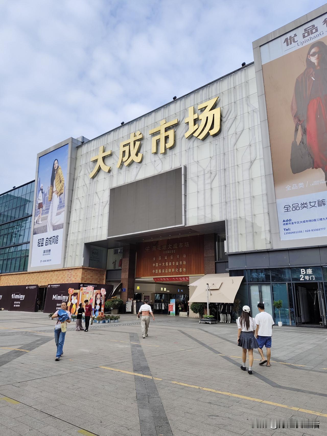 逛街购物，本就是件让人舒心的乐事。
昨天我绕着荷花池逛了一圈，虽说总共只花了12