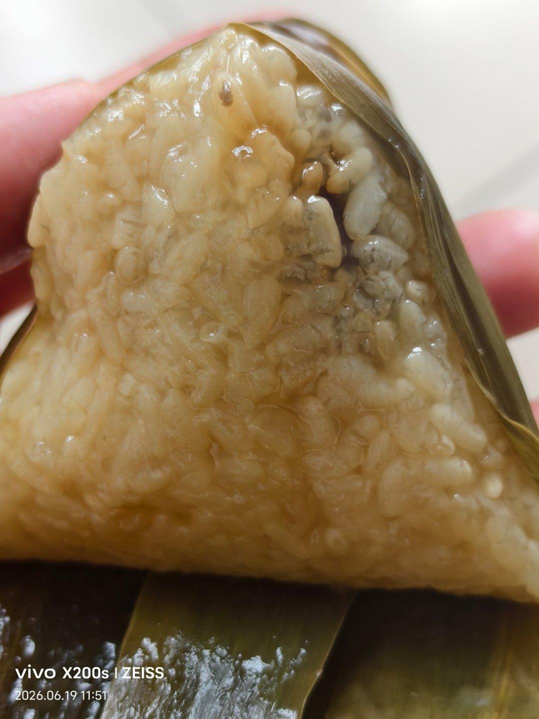 vivo一锅的粽子， 青绿外皮裹满米香。拆开紧实捆扎的绳线，软糯糯米晶莹油润，一