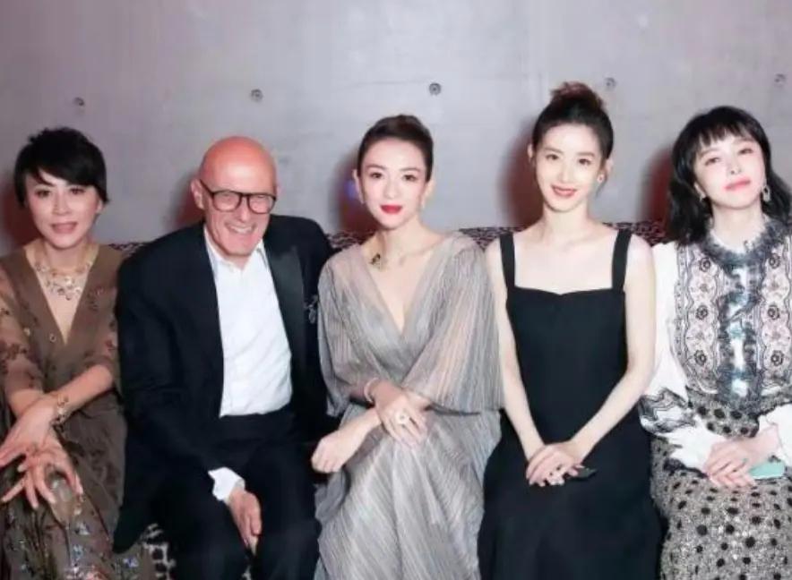 这个女演员，无论身处什么场合，总能成功地抢得C位，
比起曲剧团的那个80岁老太太