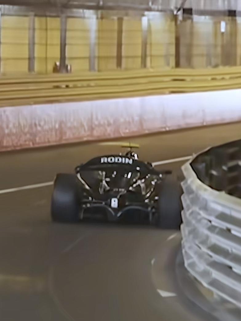 大家能在一些短视频平台看到过这一幕，F1车手在前挡盲区时，丝滑躲避前车后超车，整