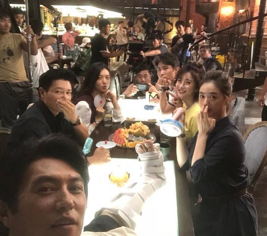 这张聚餐照，我认出了眉清目秀、云鬓花颜的陈冰，疏眉朗目的李乃文，长发披肩、左手支