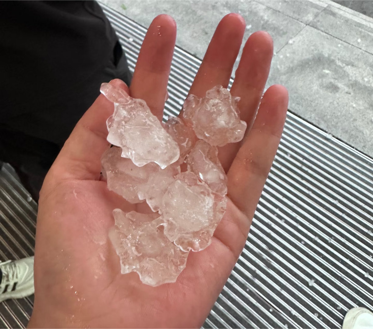 成都冰雹啊？这么大的冰雹啊！！！和鸡蛋差不多 ​​​
