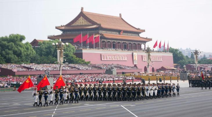 破防了！科技大佬阅兵观礼引热议 这才是当代企业家的担当
当雷军向抗战老兵深深鞠躬