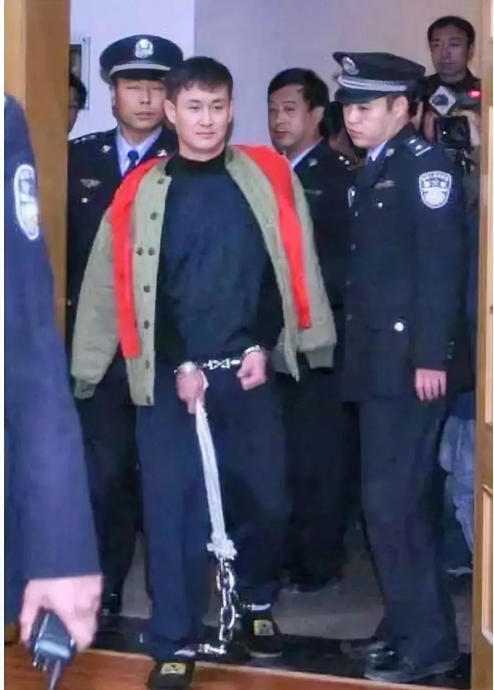 2006年，"东北悍匪"张显光，被判处死刑的现场，他身上穿着一件棉大衣，手脚上被