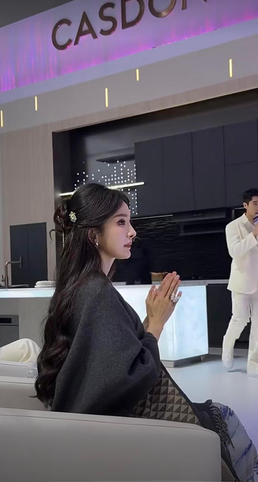 被杨幂这个侧颜，惊艳到了 