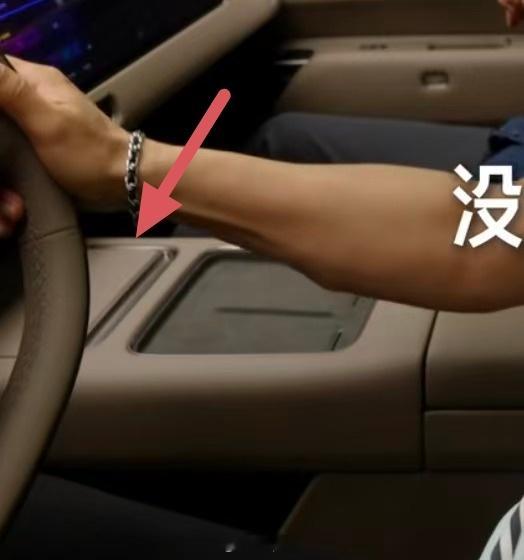 看到了，前排是隐藏式水杯架。全新一代理想l9