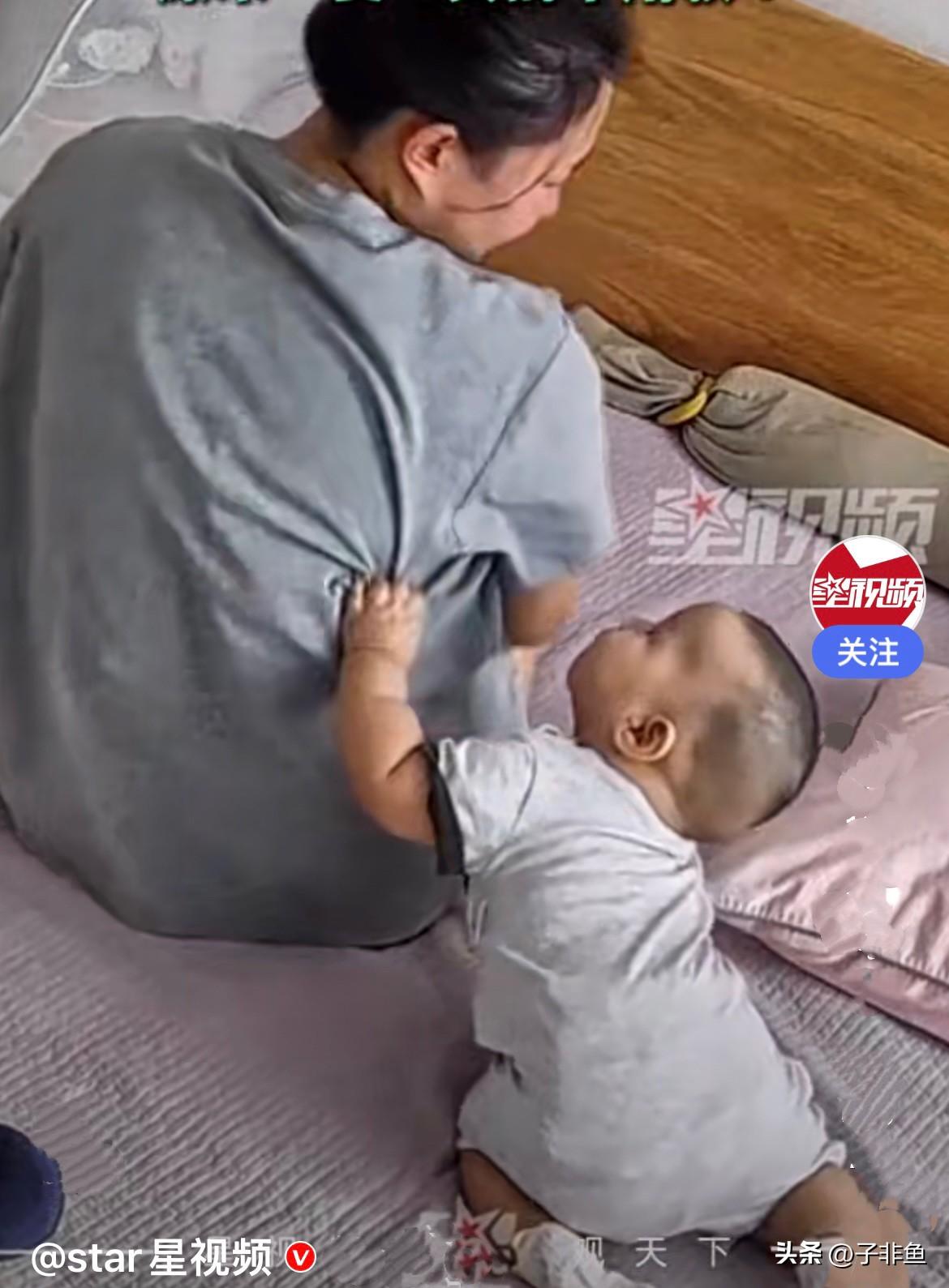 近日，辽宁一宝妈也许遇到了什么伤心事儿，坐在床上掩面哭泣，即使宝宝才七个月，她也