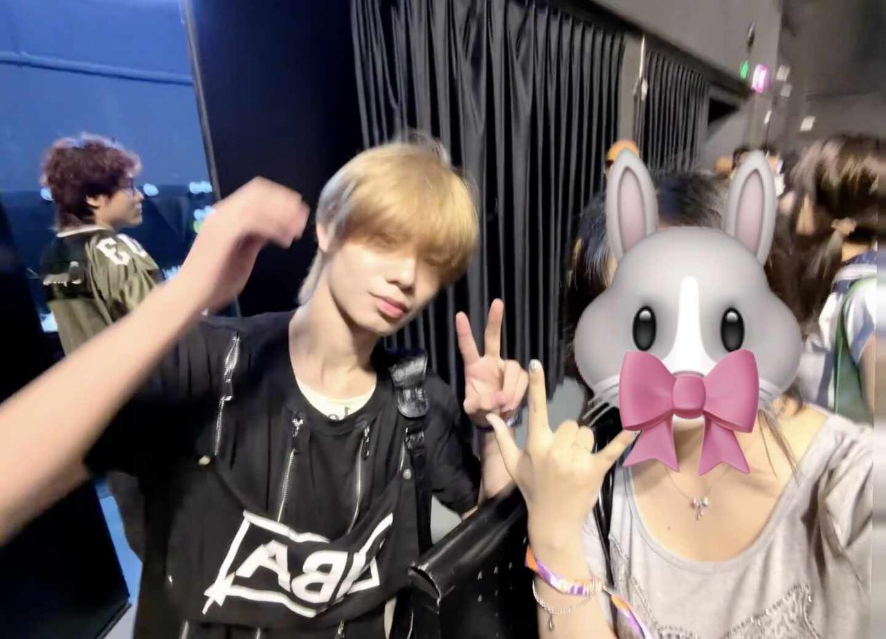 你们有人知道他是谁吗？因为我也不知道，合错黄毛了应该是staff 好搞笑吧 li