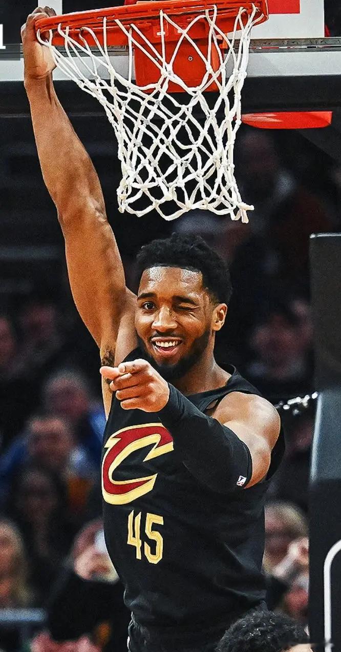 北京时间5月10日，NBA季后赛继续进行，克利夫兰骑士队强势反弹扳回一城。米切尔