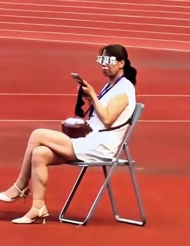 素质差的人一到关键时候就掉链子！

这不18日，陇超开幕式升国旗、奏国歌，场内一