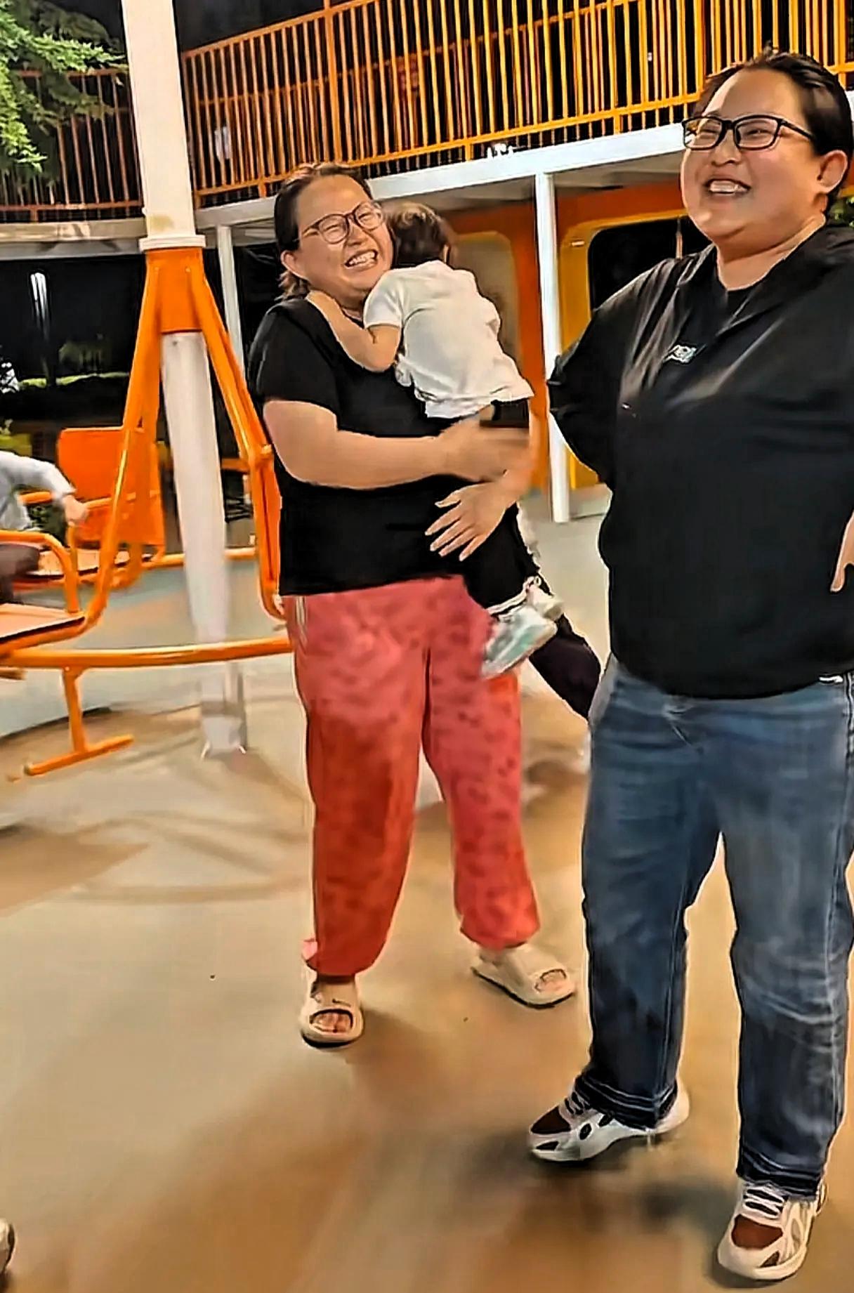 解释不清了！2岁女娃认错了妈妈，抱着不撒手，哥哥在一旁看着十分着急，怎么安抚劝说
