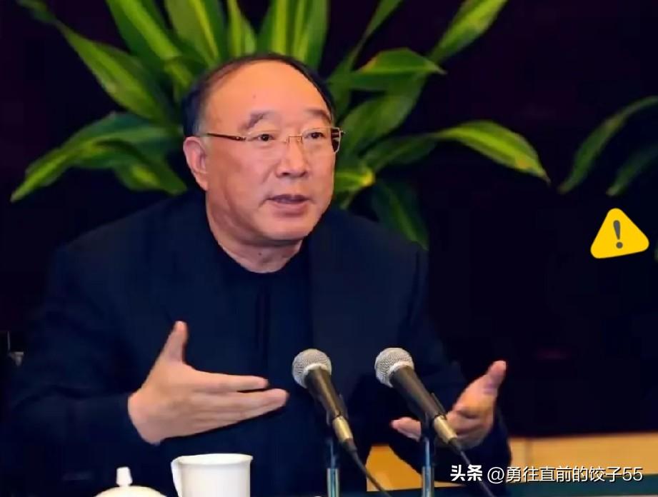 老黄参加活动论坛，真是能力强，不用讲台也能把吃饭的场合变成演讲的舞台。早年和董明