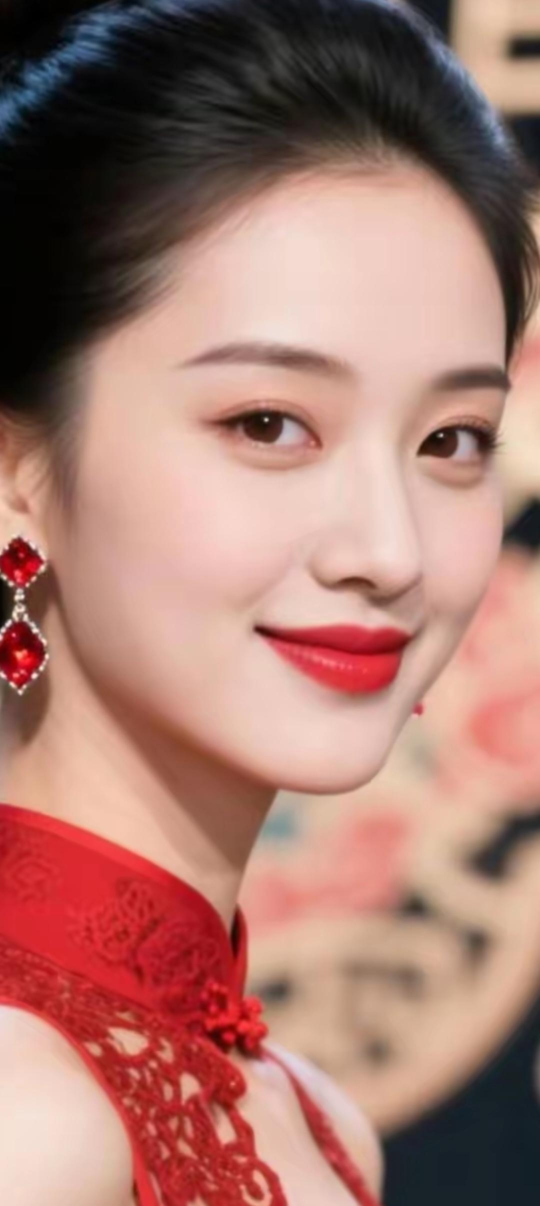 优雅红裙，闪耀耳环，尽显迷人魅力！